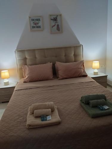 sypialnia z dużym łóżkiem z dwoma ręcznikami w obiekcie Margeo house w mieście Perdika