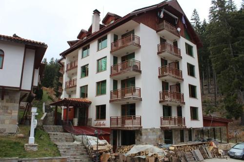 パンポロボにあるApartment in Forest Glade Hotelのバルコニー付きの白い大きな建物