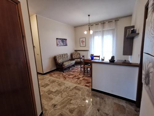 een kamer met een keuken en een woonkamer bij CasaUmberto in Nizza Monferrato