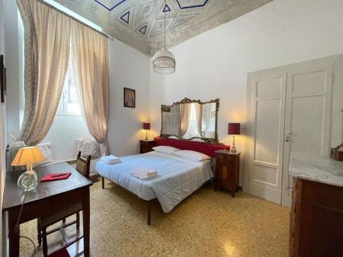 une chambre avec un lit et un miroir au plafond dans l'établissement Casa Odda - Fermo Centro Storico, à Fermo