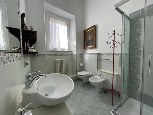 une salle de bain blanche avec un lavabo et des toilettes dans l'établissement Casa Odda - Fermo Centro Storico, à Fermo