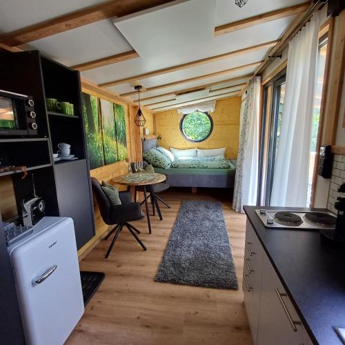 eine kleine Küche und ein Wohnzimmer in einem winzigen Haus in der Unterkunft Tiny House am Steinergut in Radstadt