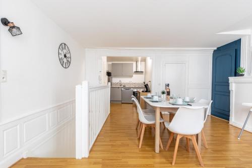 Η κουζίνα ή μικρή κουζίνα στο Le Double Pirou # 2 Appartements # Halte Auvergne