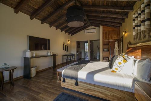 Televisyen dan/atau pusat hiburan di Emmalu Hotel Boutique