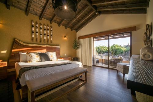 ein Schlafzimmer mit einem großen Bett und einem großen Fenster in der Unterkunft Emmalu Hotel Boutique in San Marcos