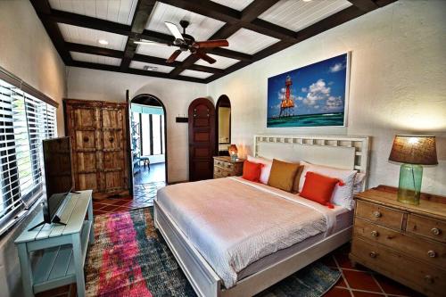 um quarto com uma cama e uma ventoinha de tecto em Harbour Beach Villa - large dock & great views! em Marsh Harbour