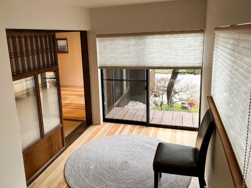salon z krzesłem i oknem w obiekcie Asuka no yado - Vacation STAY 14132 w mieście Asuka