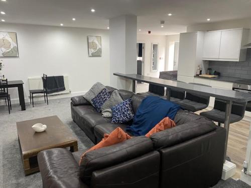 uma sala de estar com um sofá e uma mesa em 07 St Andrews em Lytham St Annes