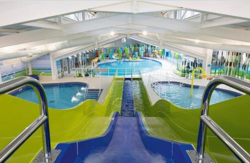 una gran piscina cubierta en un edificio en 16 Gannet Grove Thornwickbay. Haven site, en Flamborough