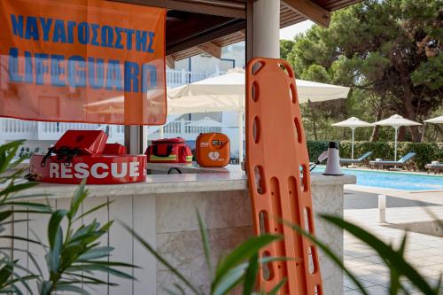 una sedia arancione seduta accanto alla piscina di Kazaviti Hotel a Prinos