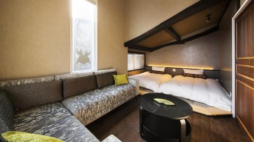 Sumiya Hagakure - Vacation STAY 57892v في تاكاياما: غرفة معيشة مع أريكة وسرير