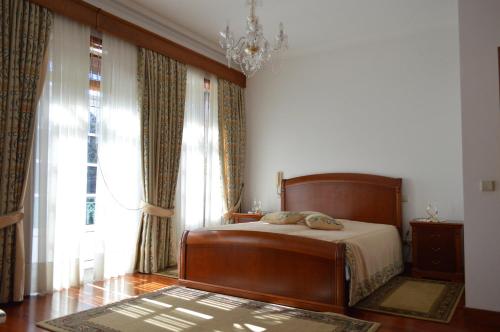 een slaapkamer met een bed en een groot raam bij Solar da Saudade in Landim