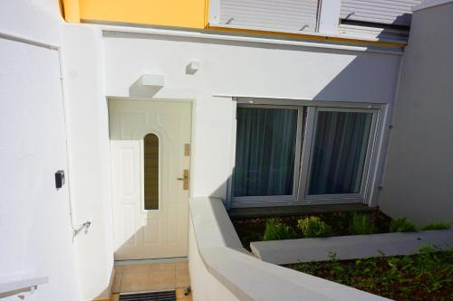 a view of the entrance to a house at Greenline by Gregory - Apartment mit Garten in Mainz, ZDF Nähe in Mainz