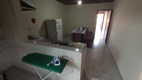 Habitación con lavabo y mesa verde. en Alquiler Casa Iguazú en Puerto Iguazú