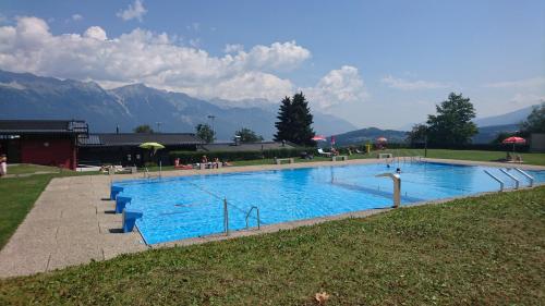 a large swimming pool with mountains in the background at Studio Bike & Snow in Innsbruck