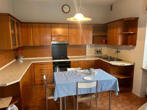 uma cozinha com uma mesa com uma toalha de mesa azul e branca xadrez em B&B PRETITE em Artegna