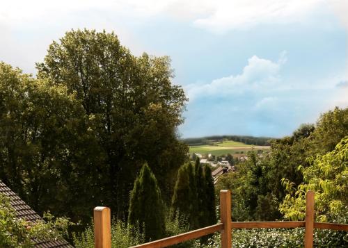 a view of a farm from a fence at Beide Bumpkes in Weitramsdorf