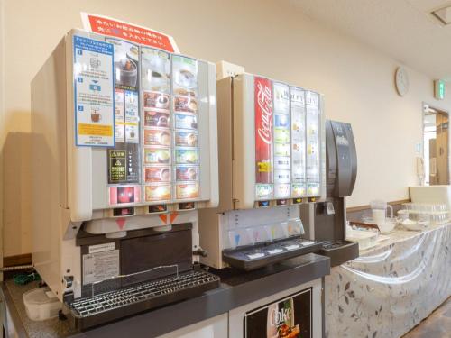 ein Fast-Food-Restaurant mit einer Lebensmittelmaschine in der Unterkunft Sun Hotel Tosu Saga - Vacation STAY 49476v in Tosu