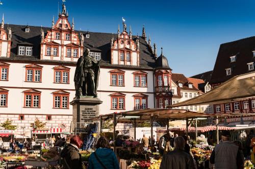 a market with a statue in front of a building at Beide Bumpkes in Weitramsdorf