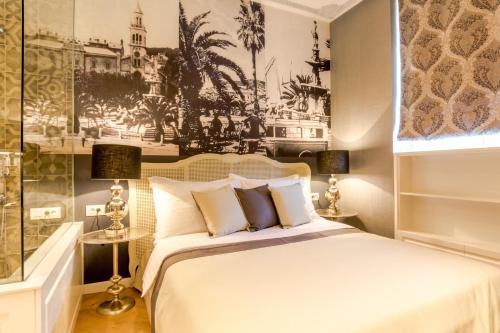 um quarto com uma cama grande e 2 candeeiros em Procurator 7 Luxury Rooms em Split
