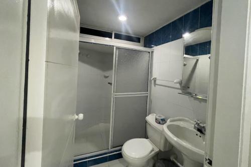 y baño con ducha, aseo y lavamanos. en Apartamento hermosa Vista al Mar en el Rodadero Santa Marta, en Santa Marta