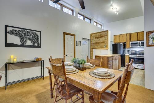 Η κουζίνα ή μικρή κουζίνα στο The Abby Cabin Restful Running Springs Retreat!