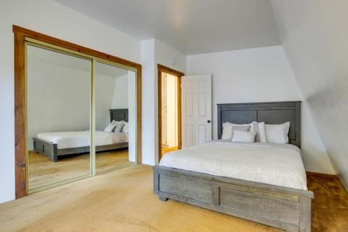 Ένα ή περισσότερα κρεβάτια σε δωμάτιο στο The Abby Cabin Restful Running Springs Retreat!