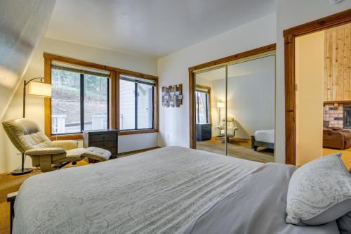 Ένα ή περισσότερα κρεβάτια σε δωμάτιο στο The Abby Cabin Restful Running Springs Retreat!