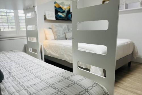 Giường trong phòng chung tại Matchless Luxury II on Mill Pond