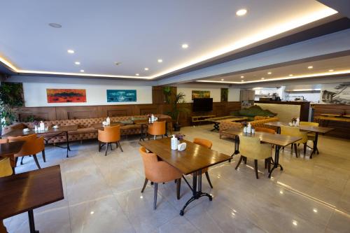 une salle à manger avec des tables et des chaises ainsi qu'un restaurant dans l'établissement Asia Business Suites, à Istanbul