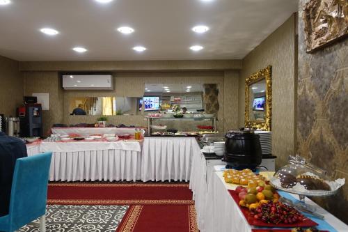 een restaurant met witte tafels waarop fruit staat. bij Diamond Royal Hotel in Istanbul