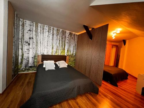 1 dormitorio con 2 camas y ventana grande en Krásny podkrovný 3-izbový byt v širšom centre BREZA en Martin