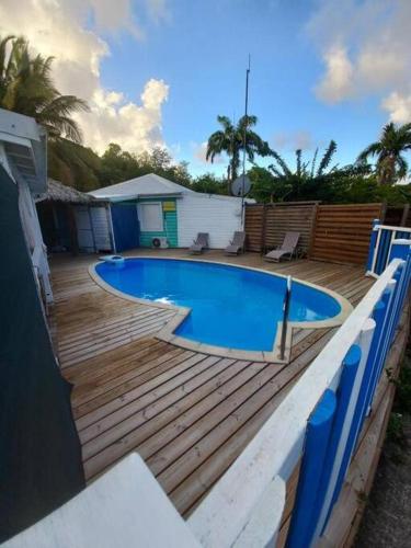 Bungalow Vanille في ساينت آن: مسبح كبير على سطح خشبي