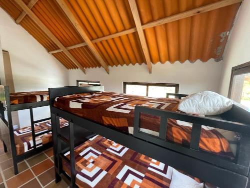 Krevet ili kreveti na kat u jedinici u objektu Cabaña Hostal Santorini