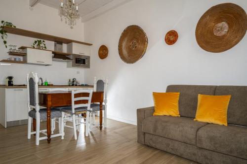 a living room with a couch and a table at Sa ia Suite 2 in Cagliari