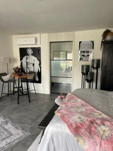 東福爾訥的住宿－B&B Bubbles&Bites，卧室配有一张床和一张桌子及椅子