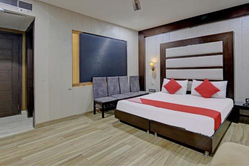 Een bed of bedden in een kamer bij OYO Flagship Laxmi Abode
