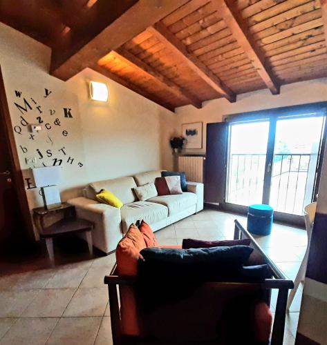 a living room with a couch and a table at Nuovo interno Nuova atmosfera Stazione Beato Matteo in Vigevano