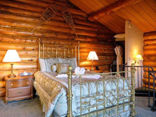 - une chambre avec un lit dans une cabane en rondins dans l'établissement A Cabin on the Cliff, à Seward