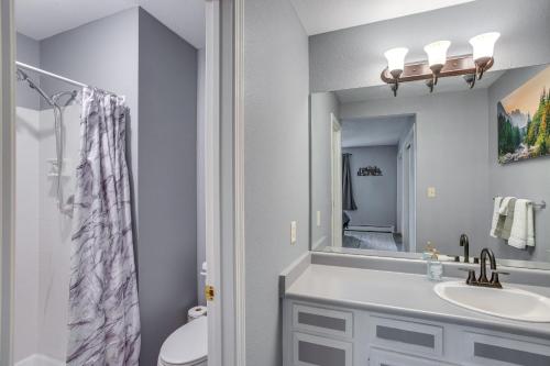 La salle de bains est pourvue d'un lavabo et d'un miroir. dans l'établissement Cozy Colorado Escape - Near Hiking and Skiing!, à Grand Junction