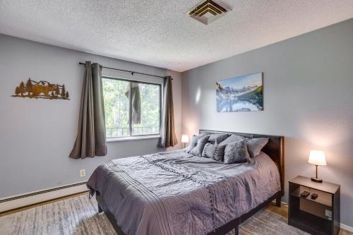 - une chambre avec un grand lit et une fenêtre dans l'établissement Cozy Colorado Escape - Near Hiking and Skiing!, à Grand Junction