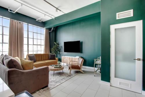 TV a/nebo společenská místnost v ubytování NYC Styled Loft In DTLA, sleeps 4 with Free Parking!