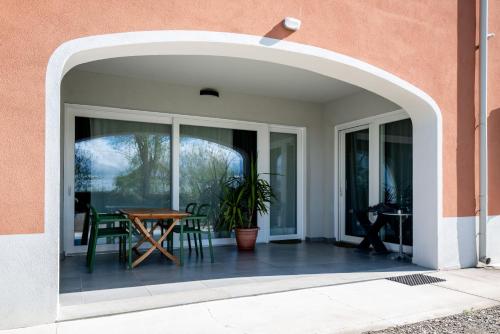 an archway leading to a patio with a table and chairs at CASA55 Olmo in campagna al piano terra in Mirandola