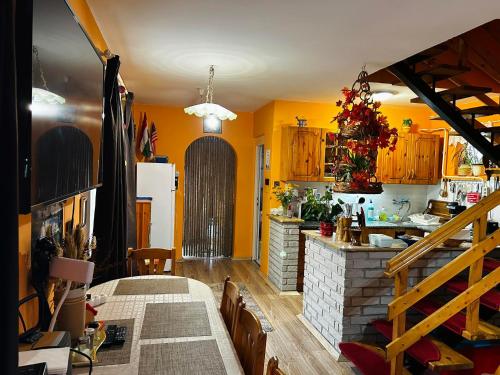 une cuisine avec des murs jaunes et une cuisine avec une cheminée en pierre dans l'établissement Gabi apartman, à Fonyód