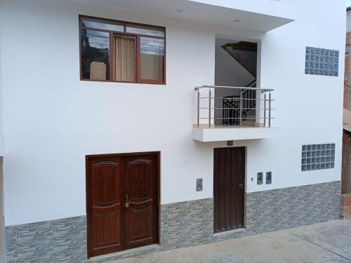 ein Haus mit zwei Türen und einem Balkon in der Unterkunft Bella Guest House in Chachapoyas