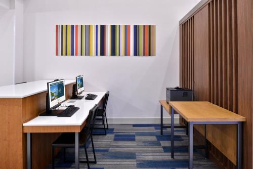 Μια τηλεόραση ή/και κέντρο ψυχαγωγίας στο Holiday Inn Express Hotel & Suites Royse City - RockwallRockwall - Royse City by IHG