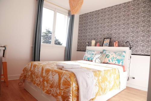 1 dormitorio con cama y ventana en T3 Lyon 8 parc parilly-Eurexpo -9min en voiture en Vénissieux