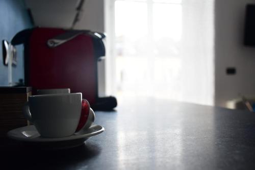 una taza de café sentada en una mesa en Casa Victorio, en Turín