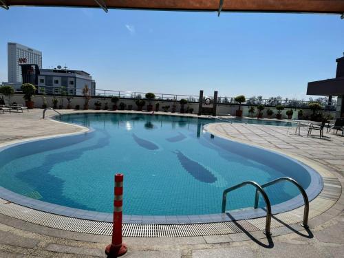 ミリにあるMiri City Centre Condo @ Imperial Mallの大型スイミングプール(青い水)