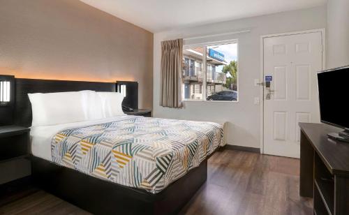 Katil atau katil-katil dalam bilik di Motel 6-Sacramento, CA - North